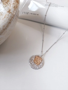 Détail du collier en argent sterling S925 avec texture martelée style lave