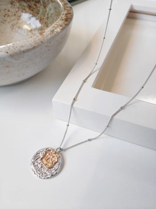 Détails de pendentifs lave dorés et argentés avec texture martelée sur chaîne perlée