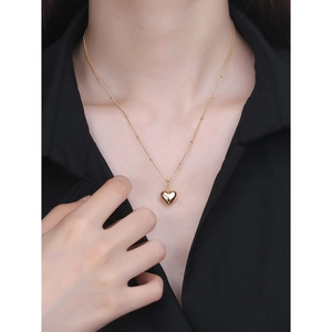 Elegante collana con pendente a cuore in argento S925 dorato indossata da una modella
