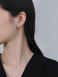 Nahaufnahme eleganter S925 Silberstecker mit quadratischem Zirkonia am Ohr des Models