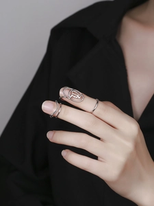 Makroaufnahme von Sterling Silber Nagelring mit Altenglischer Schrift und Gelenkring
