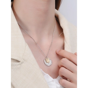 Collier lave bicolore en argent S925 minimaliste porté par un mannequin femme