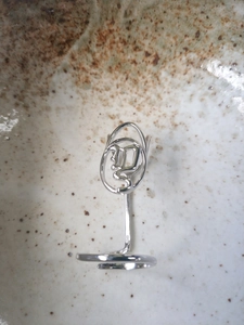 Makroaufnahme von S925 Sterling Silber Nagelring mit schickem geometrischem Buchstabe D