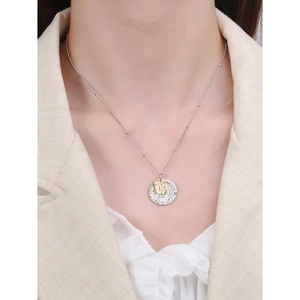 Élégant collier en argent sterling S925 avec pendentif éléphant doré sur un mannequin féminin