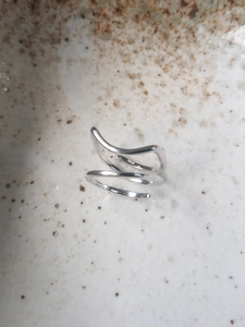 Makroansicht des S925 Sterling Silber Nagelrings mit minimalistischem Wellendesign