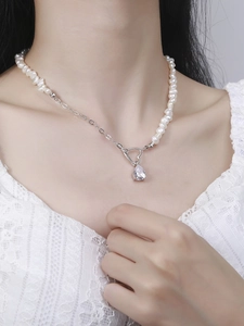 Detailed view of S925 sterling silver pearl necklace with heart clasp and zircon drop