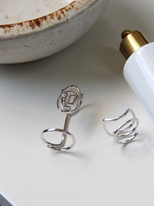 Makroaufnahme von S925 Sterlingsilber Ringen mit gotischem D-Buchstaben und Spiral-Design
