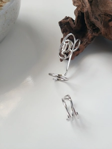 Makroaufnahme des mehrlagigen S925 Sterlingsilber Rings mit Materialgravur