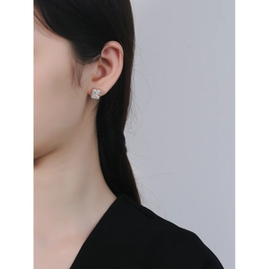 Minimalistische S925 Sterling Silber Ohrstecker mit quadratischem Zirkon an weiblichem Model