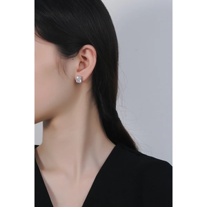 Minimalistische S925 Sterlingsilber quadratische Zirkon Ohrstecker am Model Ohr