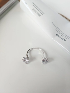 Close-up of S925 sterling silver open ring featuring double heart-shaped cubic zirconia