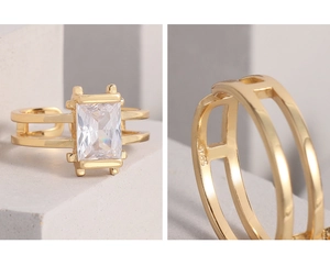 Dettaglio dell'anello in argento S925 dorato con zircone rettangolare e marchio S925