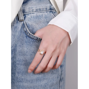 Anello minimalista in argento S925 con zircone quadrato indossato sulla mano su denim