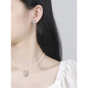 Elegant natural pearl necklace with daisy pendant and matching tassel earrings