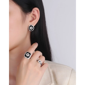 Elegant vintage S925 silver ring set with pearl flower motif and black enamel finish