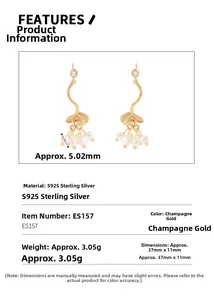 Détail des boucles d'oreilles en argent S925 doré avec perles blanches et feuilles