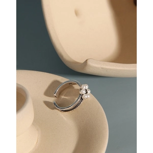 Detailed view of S925 sterling silver ring with retro engraving and a pearl flower