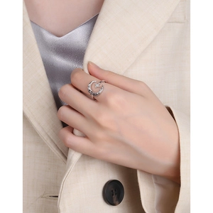 Anello regolabile in argento sterling S925 con luna e stella e finitura martellata donna