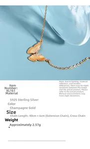 Gros plan détaillé du pendentif papillon en argent sterling S925 doré avec petits diamants