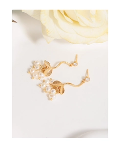 Gros plan détaillé de boucles d'oreilles feuille en argent S925 avec perles blanches