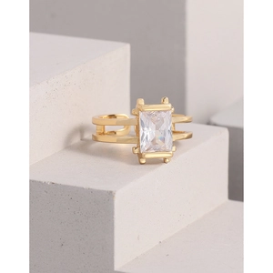 Anello minimalista in argento S925 dorato con una grande pietra rettangolare in zirconia cubica