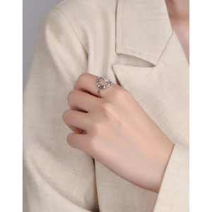 Anello minimalista in argento S925 con texture liquida irregolare e ciondolo stella