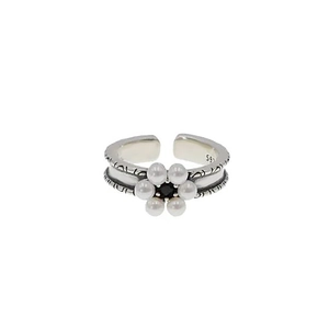 Retro S925 sterling silver ring with pearl flower design and black gemstone center