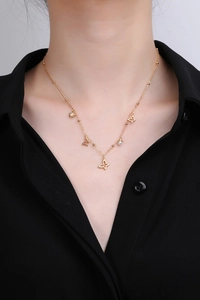 Detail der goldenen Schmetterlingskette mit Perle und Diamant am Model-Hals