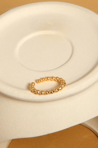 Close-up of S925 sterling silver bead ring with gold finish and adjustable open design