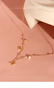 Detaillierte Makroansicht der roségoldenen Schmetterlingshalskette mit kleiner Perle