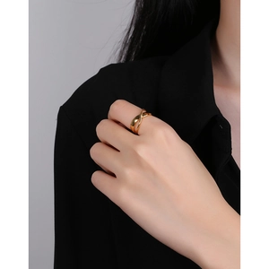 Minimalist S925 sterling silver ring in gold finish featuring a chic crisscross design