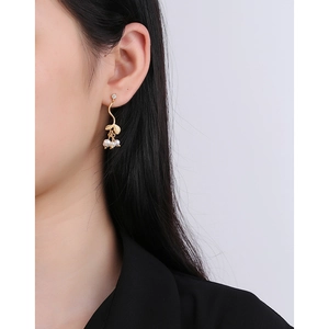 Élégantes boucles d'oreilles vagues en argent S925 doré avec feuille et perles