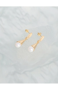 Detailed view of S925 silver gold-plated earrings with round white natural pearls