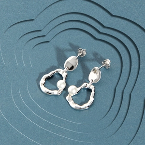 S925 sterling silver hoop earrings with irregular hammered texture and white pearl accents