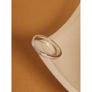 Macro detail of minimalist S925 silver ring featuring sparkling round zirconia stones