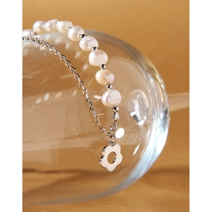 Asymmetric S925 sterling silver flower and pearl necklace with polished chain links