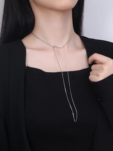 Detail of S925 silver Y-shaped tassel necklace with three white pearls on a model