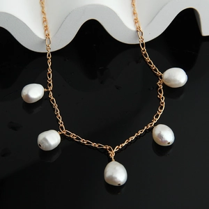 Detailed close-up of five baroque pearls on a fine gold-plated S925 silver chain
