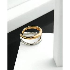 Bague double couche minimaliste bicolore avec finition polie en or et argent pour femme