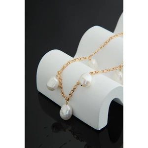 Minimalist S925 silver necklace with five pearls on a minimalist golden wave chain