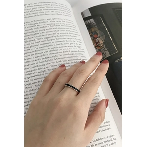 Detail of S925 sterling silver ring featuring black enamel arrow design on a finger
