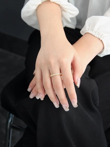 Détail d'une bague Möbius en or élégante avec pavé de diamants sur le doigt d'un mannequin