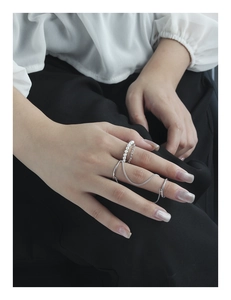 Detailed view of S925 sterling silver multi-finger chain ring with white pearls