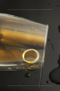 Détail de la bague Mobius en finition dorée avec pavé de zircons étincelants