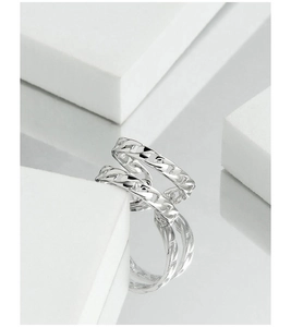 Macro shot of S925 sterling silver U-shaped chain ring with minimalist mirror finish