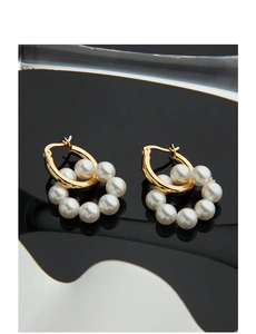 Détail du poinçon argent S925 sur les boucles d'oreilles anneaux perles dorées
