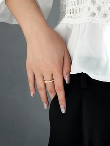 Gros plan sur la bague Mobius minimaliste en argent S925 doré avec des zircons brillants