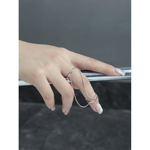 Minimalist S925 sterling silver double-finger chain ring on a fashion model's hand