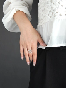 Detail of silver S925 double-layer chain ring on finger with minimalist U-shaped design