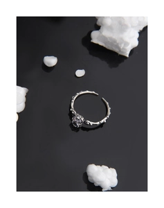 Detailed view of S925 sterling silver thorn ring featuring a brilliant-cut center gemstone